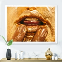 עיצוב אמנות 'תקריב של שפתיים נשיות עם איפור זהוב בהיר אני' הדפס אמנות ממוסגר מודרני