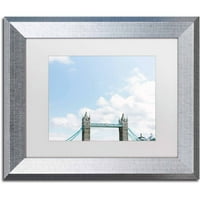סימן מסחרי אמנות 'לונדון מגדל גשר 2' בד אמנות על ידי אריאן מושיידי, לבן מט, כסף מסגרת